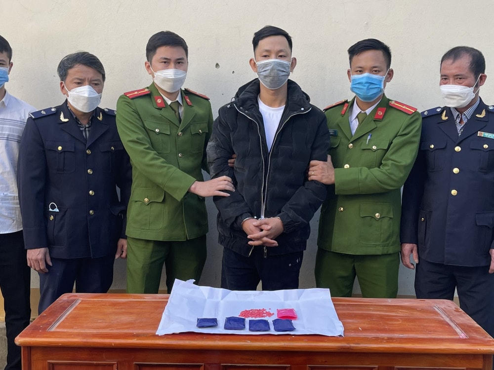 Đối tượng Phan Văn Đức bị bắt cùng tang vật vụ án.