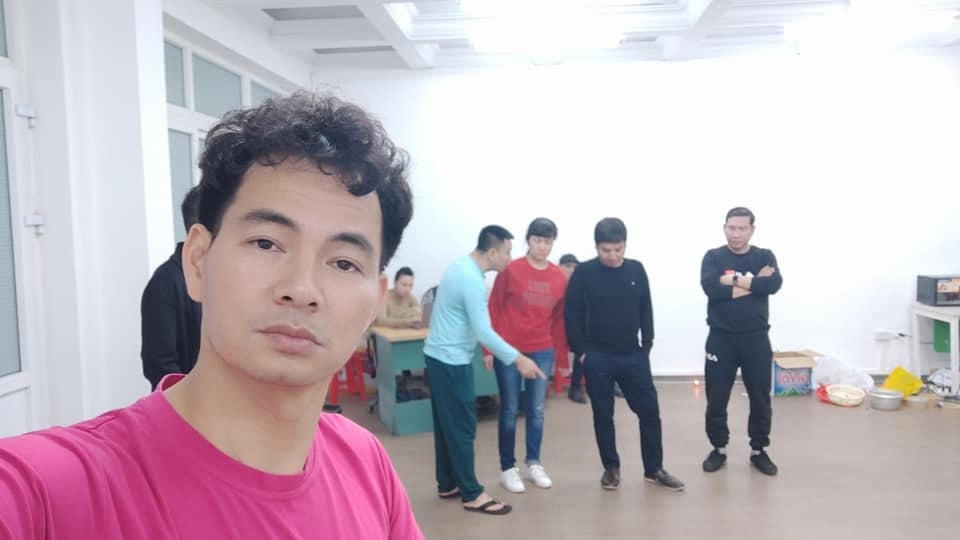Vẻ mệt mỏi lộ rõ trên khuôn mặt của các nghệ sĩ.