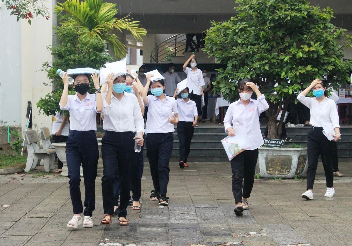 Rất nhiều thí sinh cười tươi rời khỏi phòng thi.