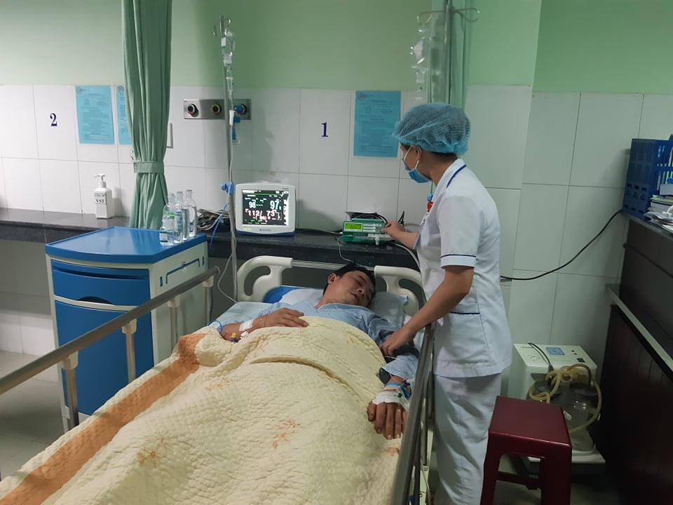 Các y bác sĩ đang điều trị cho anh H.