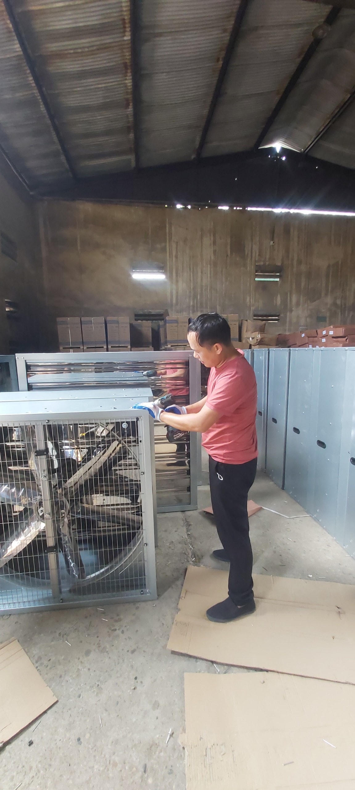 Anh Tân chấp nhận làm thêm đủ nghề từ chạy grab đến sửa chữa quạt để trang trải cuộc sống. Ảnh: NVCC. 