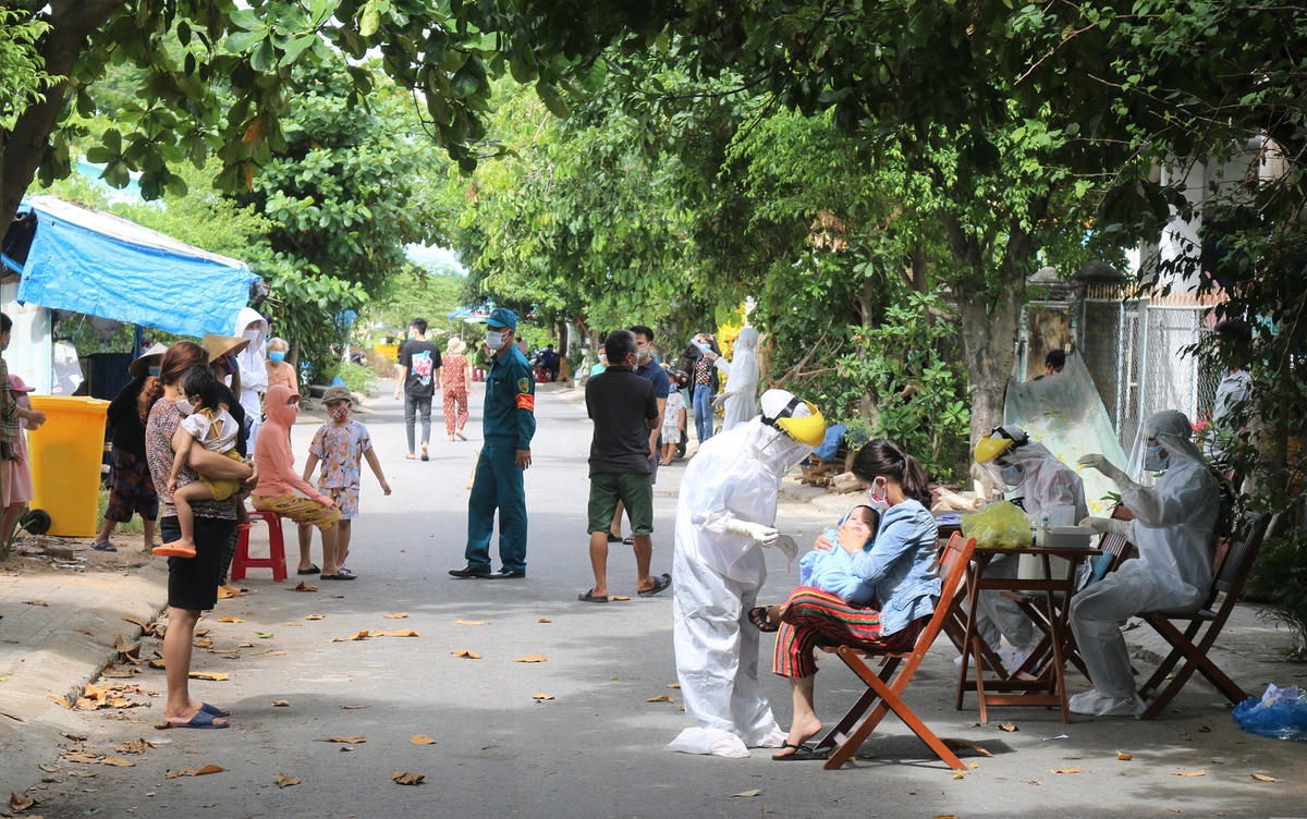 Ngành y tế đang tập trung lấy mẫu xét nghiệm Covid-19 cho người dân khu dân cư này.
