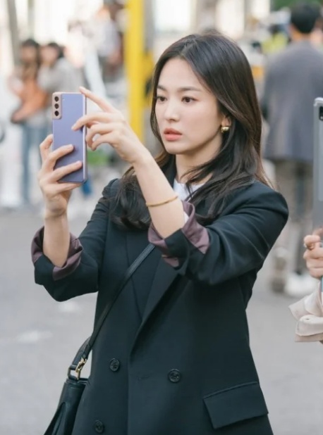 Ngoài mẫu áo khoác trên, một số mẫu áo vest công sở mà Song Hye Kyo diện trong phim cũng đáng để chị em học hỏi. 