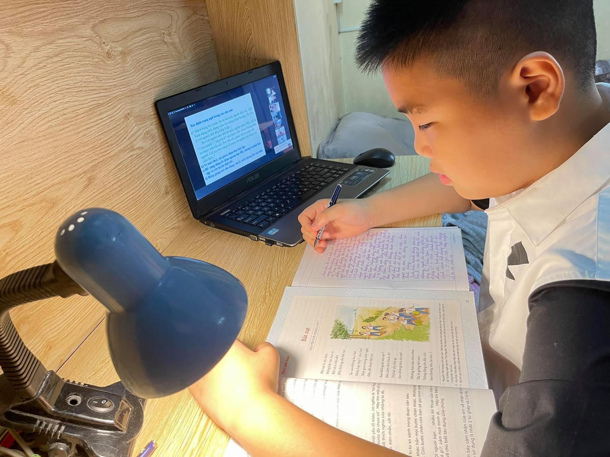 Học sinh tham khảo chương trình sách giáo khoa lớp 6 trước khi vào năm học mới.