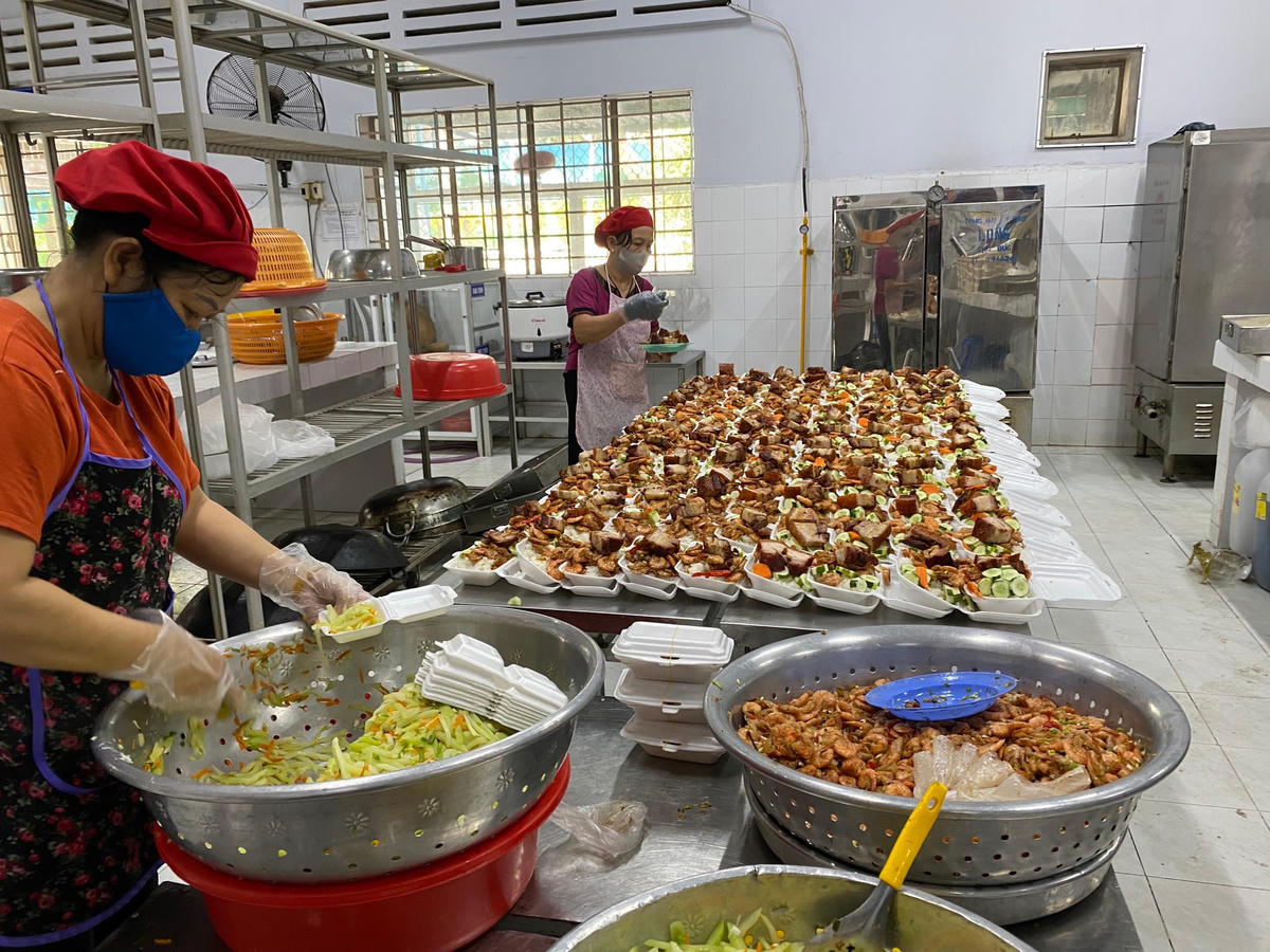 Những suất cơm từ thiện do Thầy Minh Đạo và doanh nhân Nguyễn Hồng Quảng ở TP HCM tặng người dân nghèo. Ảnh: H.L..