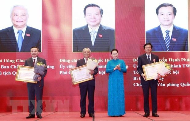 Trao Huân chương Lao động cho các cán bộ lãnh đạo Quốc hội