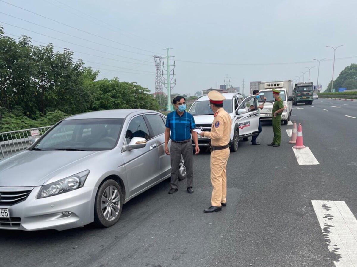 Kiểm soát phương tiện ra vào địa bàn huyện.