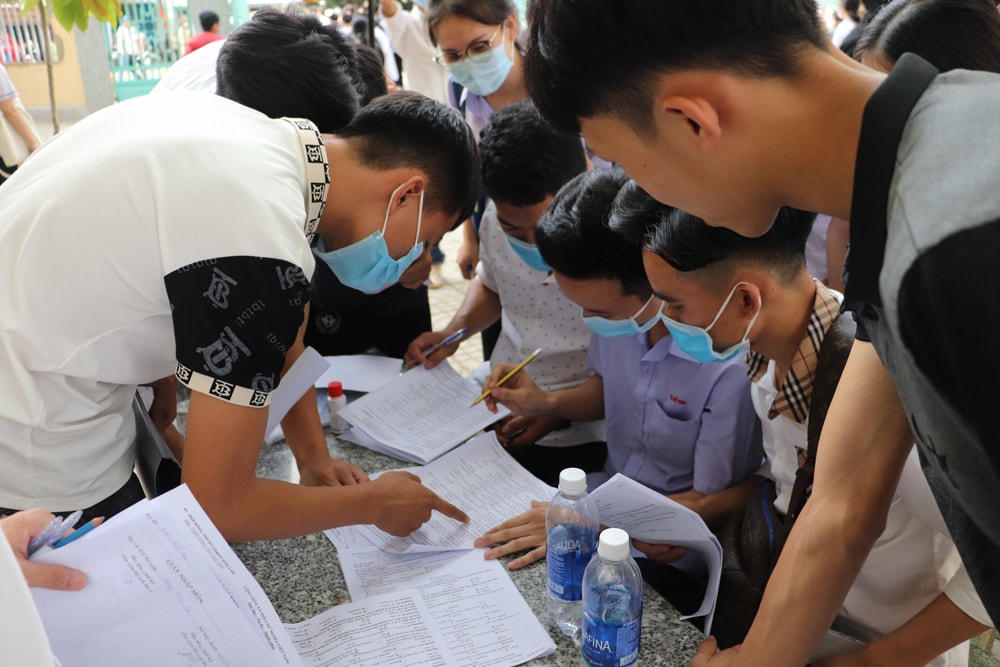 Các thí sinh cùng nhau trao đổi đáp án môn Tiếng Anh.