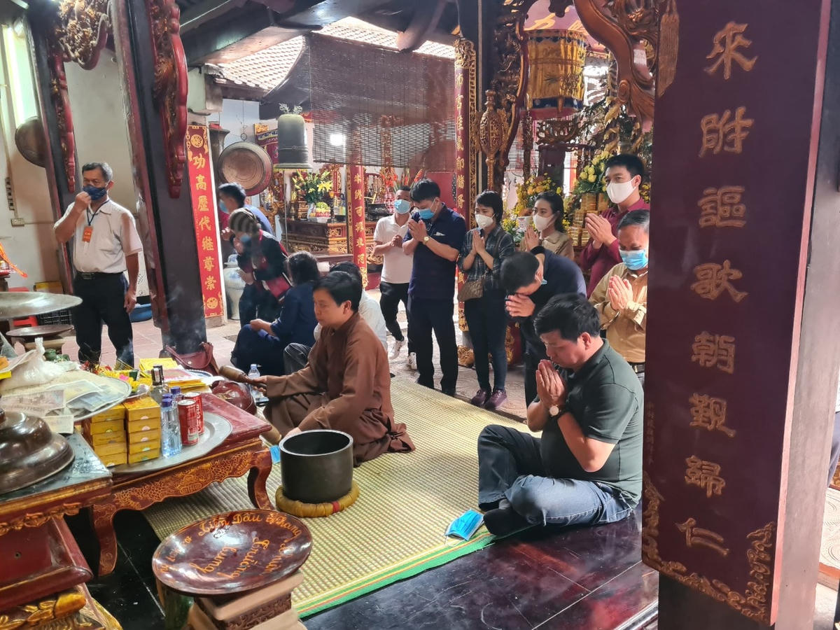 Vẫn có người, kể cả người thực hiện việc tâm linh trong đền không đeo khẩu trang.
