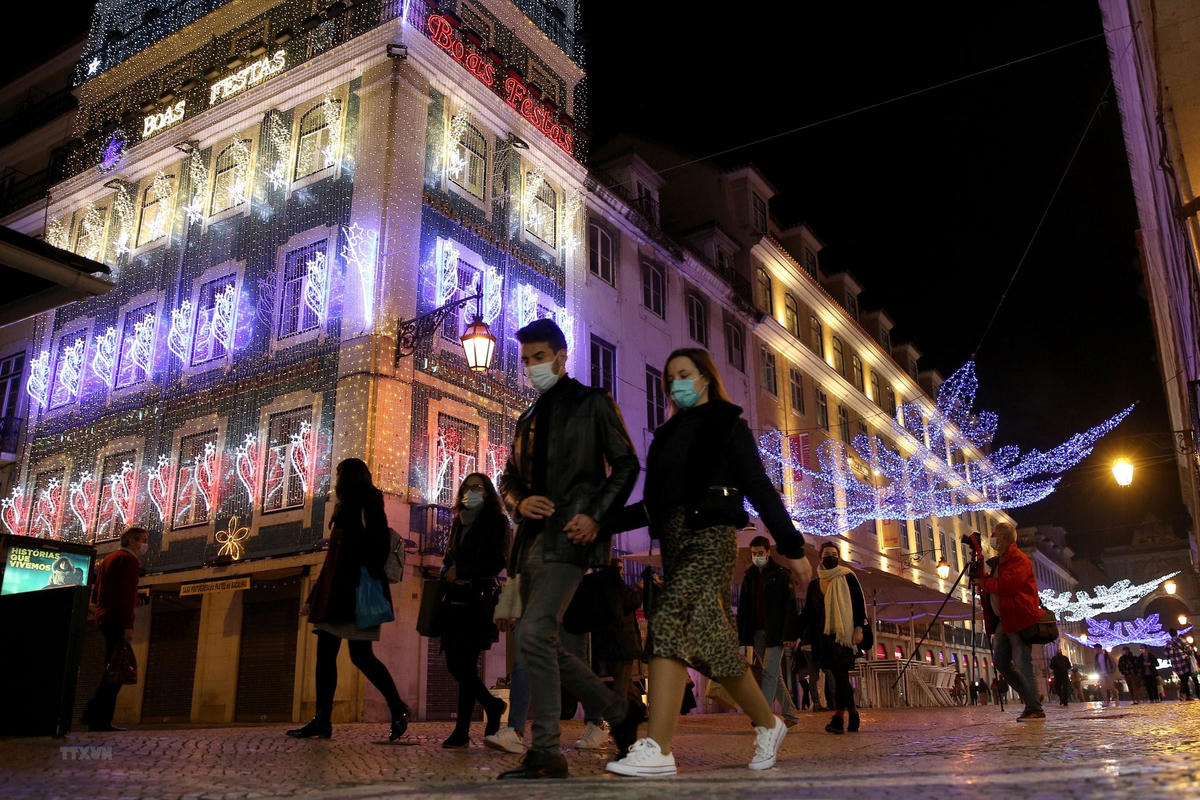 Người dân đeo khẩu trang phòng lây nhiễm Covid-19 tại Lisbon, Bồ Đào Nha.
