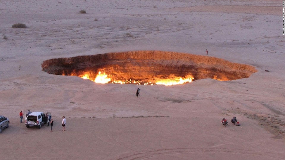 "Cánh cửa tới địa ngục" ở Turkmenistan là một cái hố khổng lồ nằm giữa sa mạc vẫn hừng hực cháy suốt 46 năm qua, và chưa có dấu hiệu sẽ lụi tàn. Đây là tác phẩm của các nhà địa chất học Liên Xô. Họ đã khoan và đào khu vực trên vào năm 1971 và chạm đến một cái hang lớn chứa đầy khí đốt tự nhiên.