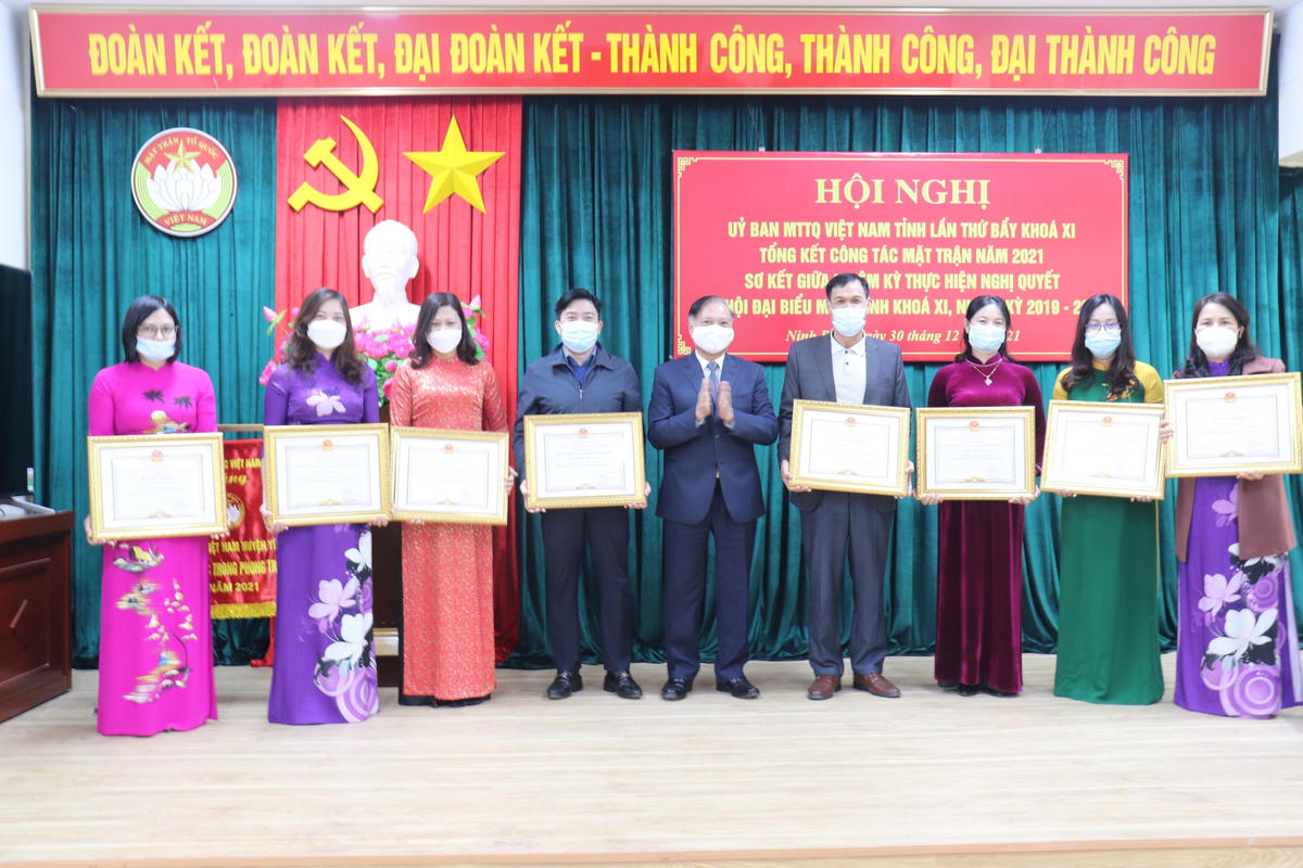 Ông Trần Hồng Quảng, Phó Bí thư Thường trực Tỉnh uỷ Ninh Bình trao bằng khen cho các cá nhân, tập thể có thành tích xuất sắc trong Công tác mặt trận.