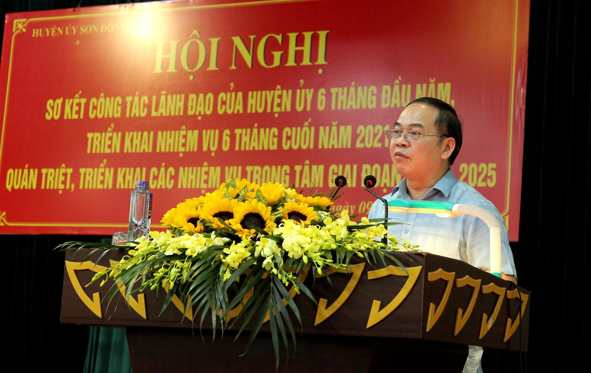 Ông Đỗ Văn Cầm, Phó Bí thư Thường trực Huyện uỷ, Chủ tịch HĐND huyện phát biểu tại hội nghị.