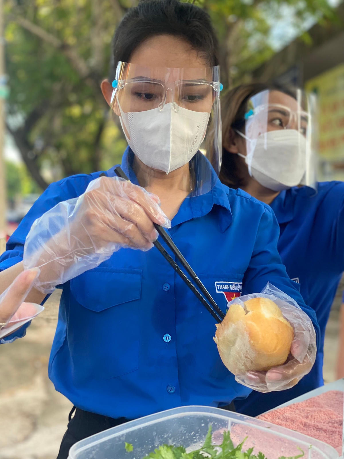Đoàn viên thanh niên là lực lượng chủ lực phục vụ tại “Tủ bánh mì yêu thương” này.