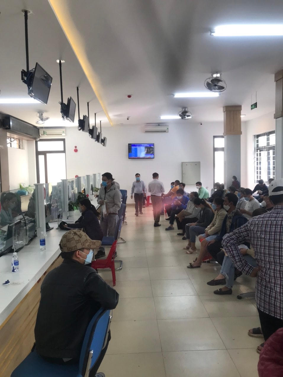 Rất đông người dân chờ làm thủ tục tại bộ phận "một cửa" UBND huyện Hòa Vang ngày 6/4. Ảnh Chi nhánh Văn phòng đăng ký đất đai huyện Hòa Vang cung cấp.
