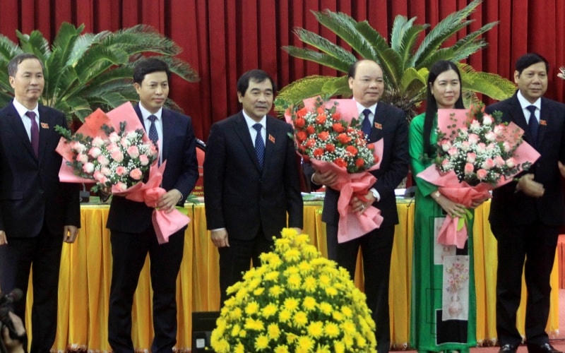 Ba lãnh đạo HĐND, UBND tỉnh Thái Bình vừa được bầu (những người cầm hoa). Từ phải qua: bà Trần Thị Bích Hằng, ông Đặng Thanh Giang, ông Lại Văn Hoàn.
