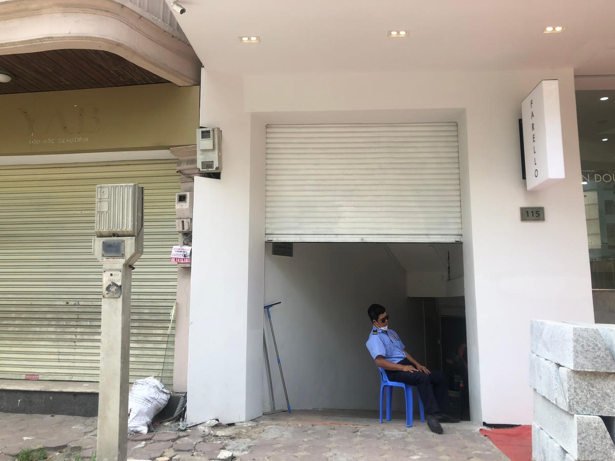 Bác bảo vệ đang "say giấc nồng" vì nhiệm vụ đơn giản chỉ là chẹn ghế ngồi ở lối ra vào.