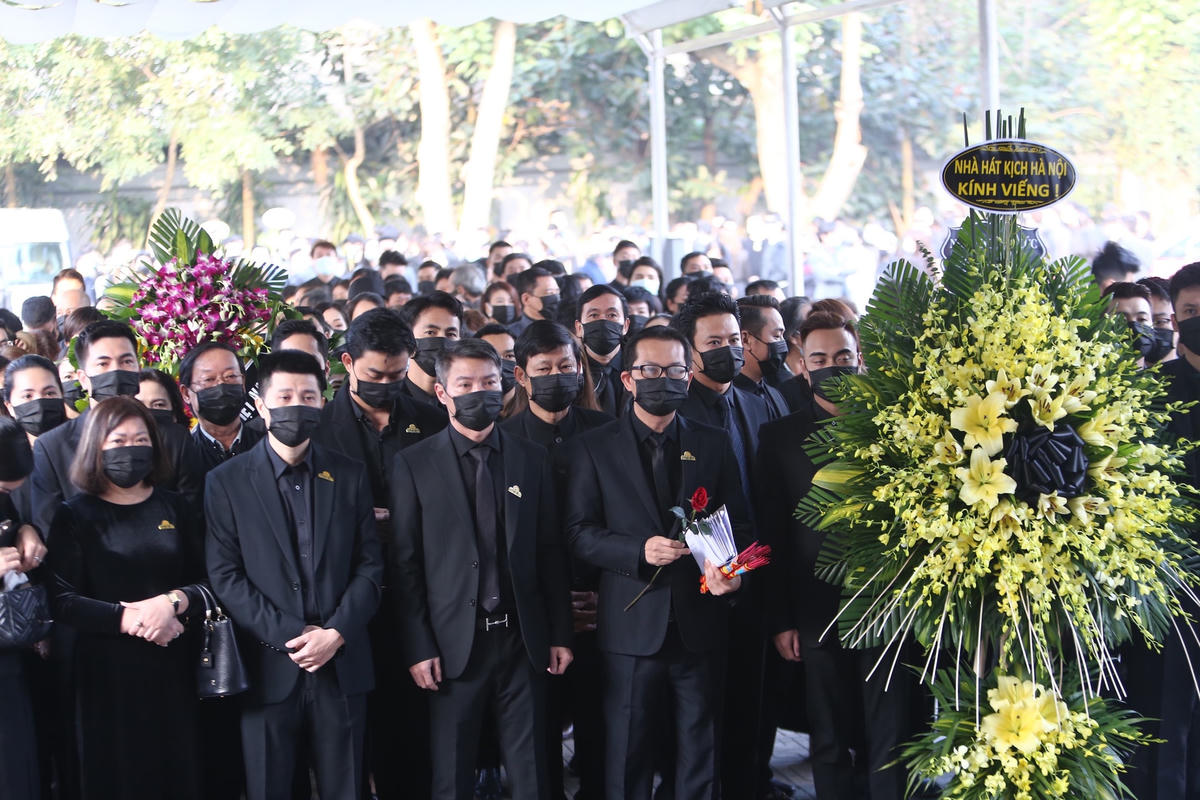 Các nghệ sĩ Nhà hát Kịch Hà Nội đến tiễn biệt NSND Hoàng Dũng.
