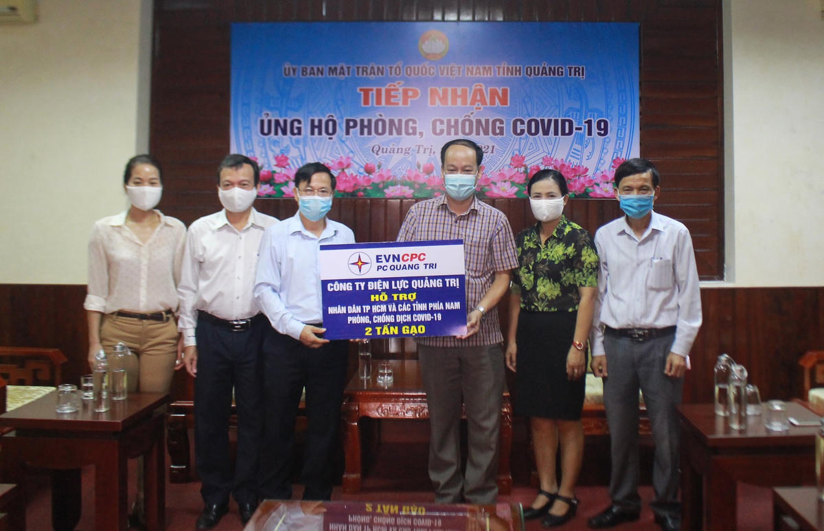 Đại diện Điện lực Quảng Trị trao 2 tấn gạo chung tay cùng TP Hồ Chí Minh và các tỉnh phía Nam đẩy lùi dịch bệnh Covid-19.