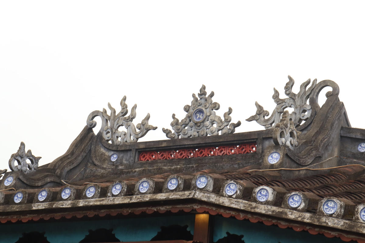 Chùa Cầu được chạm trổ nhiều hoạ tiết tinh xảo trong kiến trúc Việt - điển hình là rồng, đồng thời điểm xuyết đôi chút phong cách Nhật Bản.