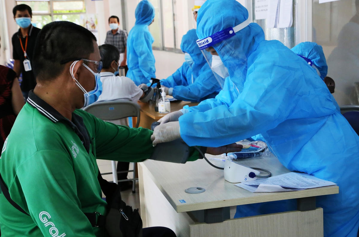 Cùng ngày, Trung tâm Kiểm soát bệnh tật TP Cần Thơ cũng đã tiến hành tiêm vaccine phòng Covid-19 cho hơn 400 shipper Grab.