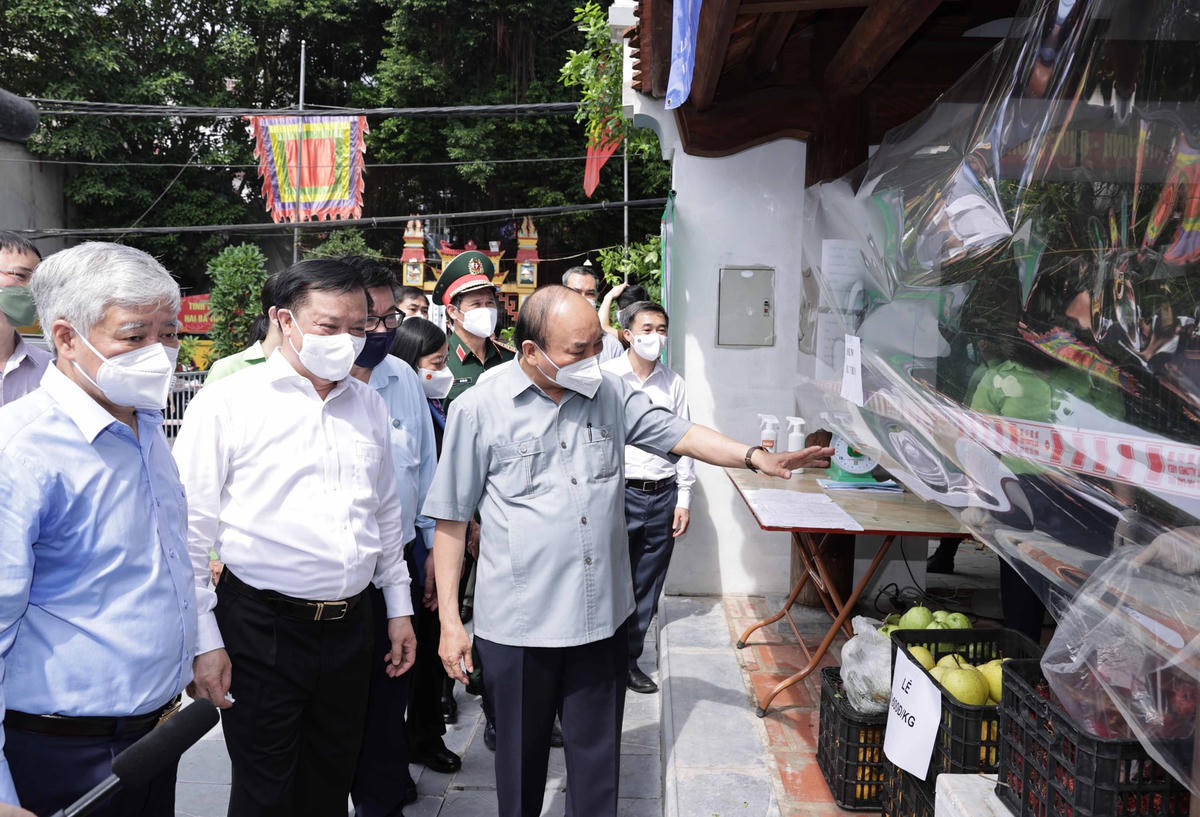 Chủ tịch nước Nguyễn Xuân Phúc, Chủ tịch UBTƯ MTTQ Việt Nam Đỗ Văn Chiến kiểm tra công tác cung ứng nhu yếu phẩm phục vụ nhân dân phường Bạch Đằng, quận Hai Bà Trưng, Hà Nội.