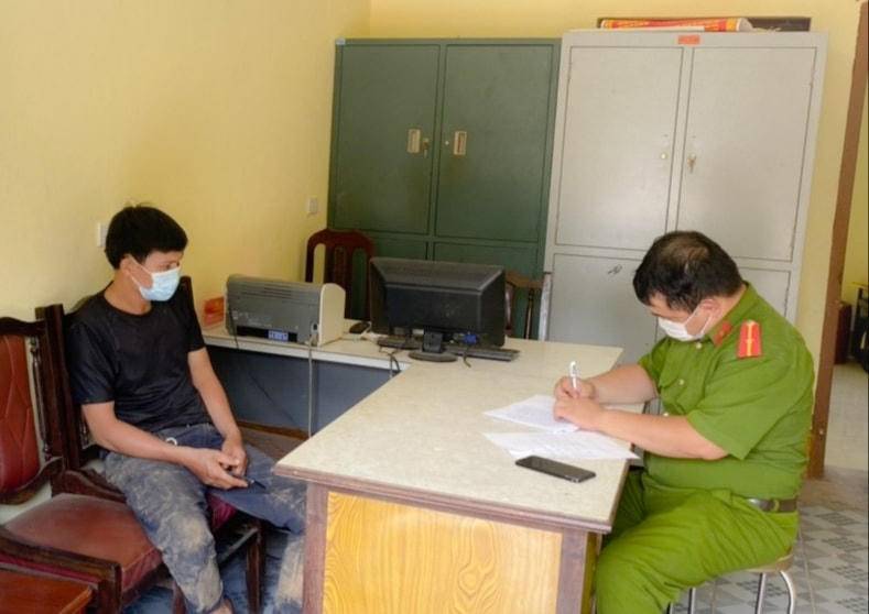 Đối tượng đang lấy lời khai tại công an huyện Ba Chẽ.