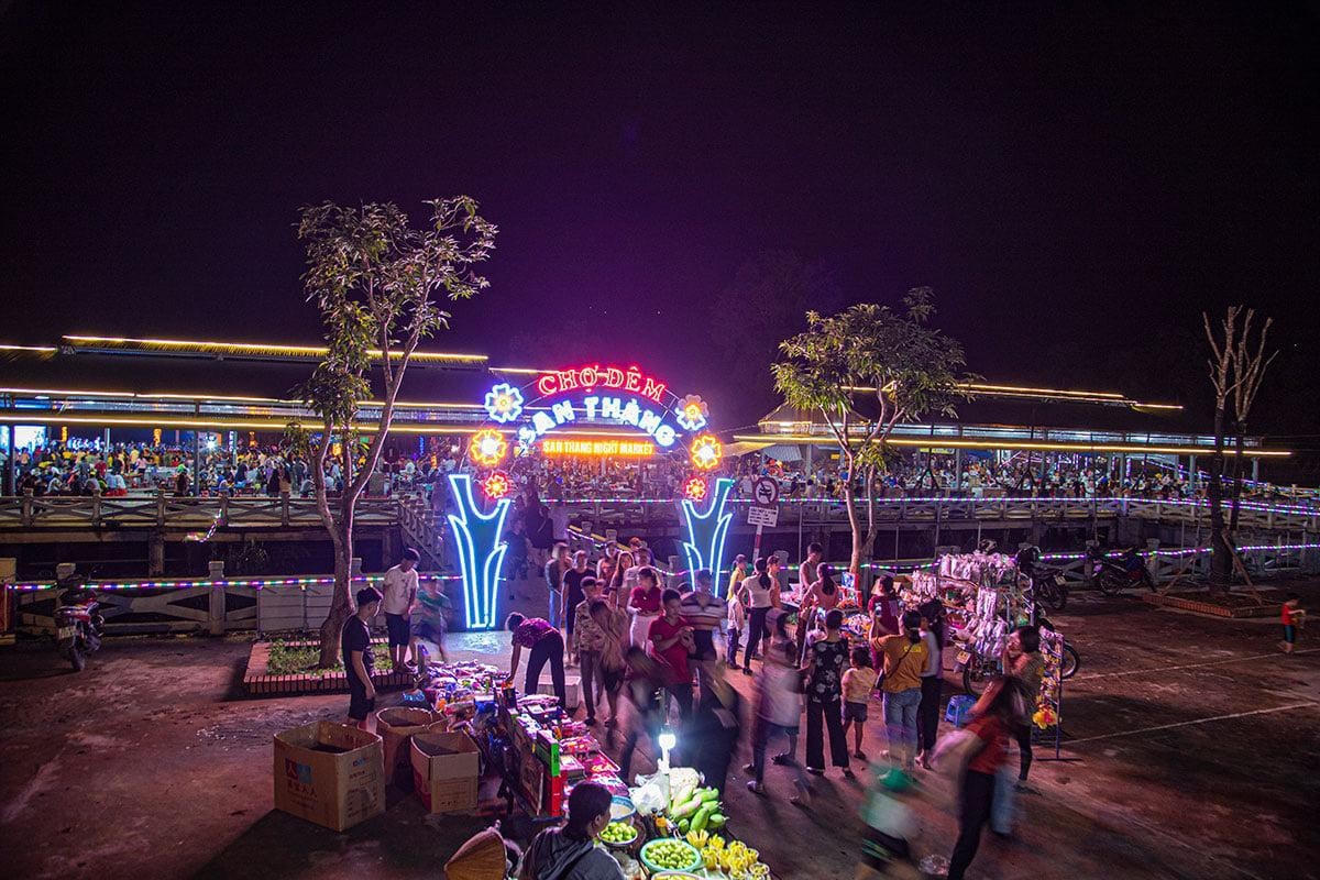 Chợ đêm San Thàng - xã San Thàng - TP Lai Châu - tỉnh Lai Châu.