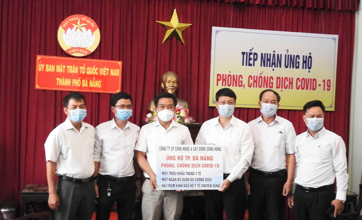Thường trực Ủy ban MTTQ Việt Nam TP Đà Nẵng tiếp nhận trang, thiết bị y tế phòng, chống dịch từ đại diện Công ty cổ phần Công nghệ và Xây dựng Sông Hồng. Ảnh Thanh Tùng.