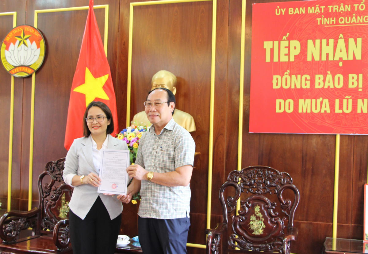 Ông Võ Xuân Ca, Chủ tịch Ủy ban MTTQ Việt Nam tỉnh Quảng Nam trao thư cảm ơn đến Co.opmart Tam Kỳ.