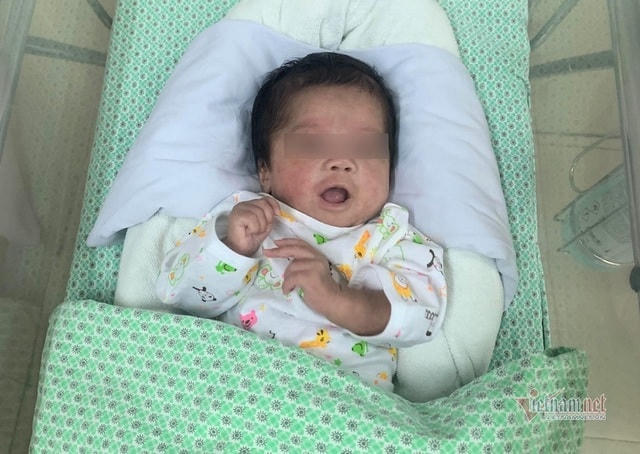 Bé Bình An thời điểm được đưa vào cấp cứu tại Khoa Sơ sinh, Bệnh viện Đa khoa Xanh Pôn.