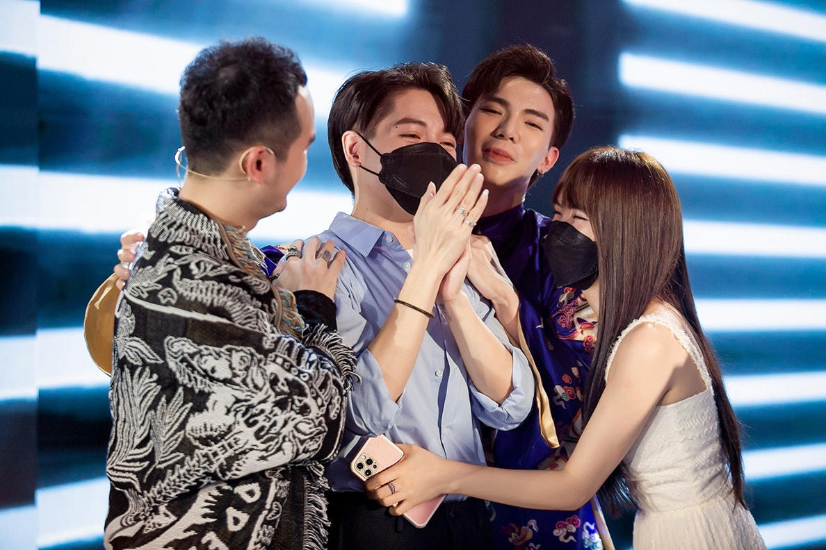 Gia đình Hoa dâm bụt gồm Hòa Minzy và Đức Phúc luôn đồng hành cùng Erik trong mọi khoảng khắc tại The Heroes 2021.