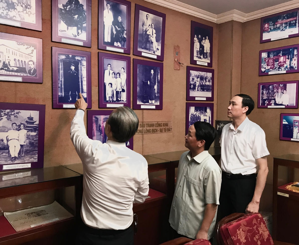 Phó Chủ tịch - Tổng Thư ký Hầu A Lềnh và Phó Chủ tịch Phùng Khánh Tài xem ảnh tư liệu về quá trình hoạt động Cách mạng của Luật sư Nguyễn Hữu Thọ.