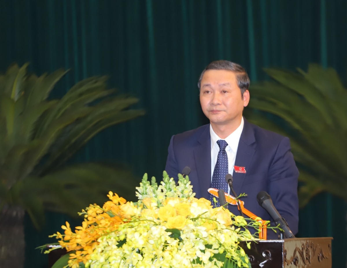 Tân Chủ tịch UBND tỉnh Thanh Hoá Đỗ Minh Tuấn đọc tờ trình bầu bổ sung hai Phó chủ tịch UBND tỉnh.