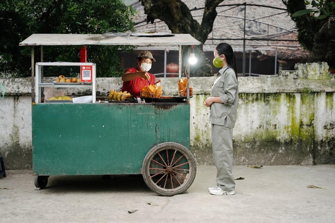 Người dùng có thể thanh toán không tiền mặt mọi lúc mọi nơi, ngay cả các cửa hàng nhỏ, xe đẩy... Ảnh: Viettel