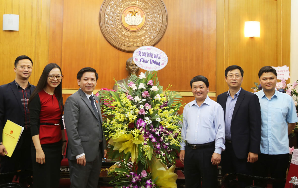 Phó Chủ tịch – Tổng Thư ký Hầu A Lềnh đón nhận lẵng hoa chúc mừng từ Bộ Giao thông vận tải.