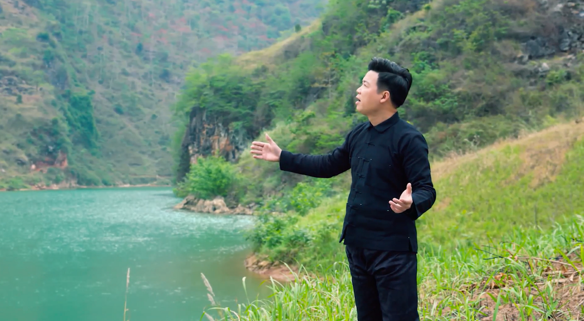Ca sĩ Vũ Thắng Lợi trong MV "Hương mộc miên".