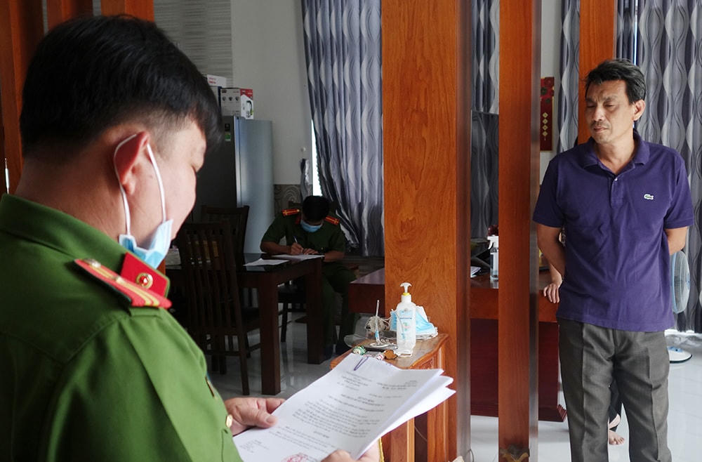 Lực lượng Công an thi hành Lệnh bắt bị can để tạm giam đối với Bùi Quốc Việt. Ảnh: Tiến Tầm.