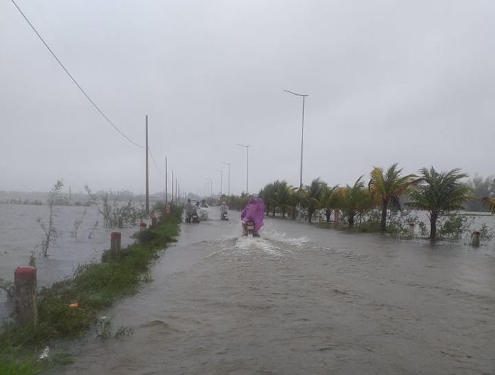 Mưa lớn làm nhiều tuyến đường bị ngập khiến giao thông đi lại vô cùng khó khăn.