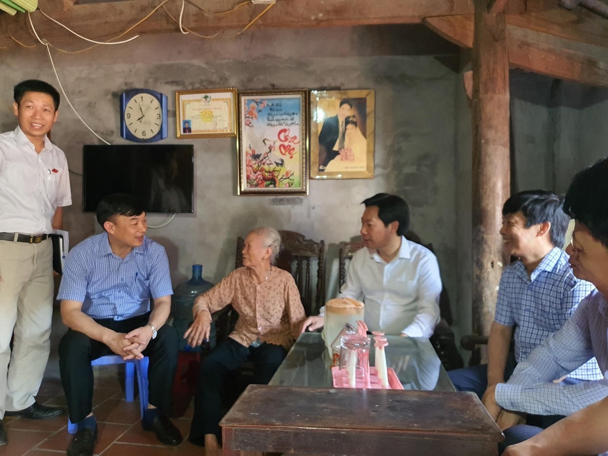 Đoàn công tác của UBTƯ MTTQ Việt Nam kiểm tra công tác giám sát thực hiện các chính sách hỗ trợ người dân gặp khó khăn do đại dịch Covid-19 tại huyện Yên Phong, tỉnh Bắc Ninh.