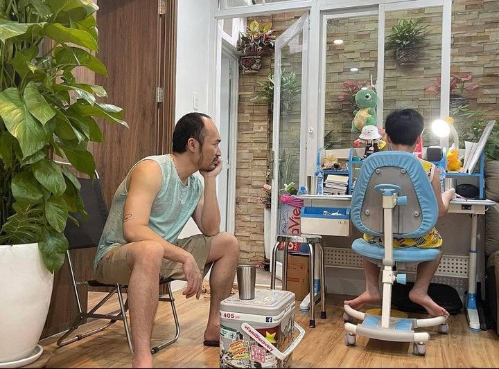 Thu Trang bình hài hước trước khoảng khắc của 2 bố con Tiến Luật: “Kép nhí ngồi học phải có kép già ngồi canh vậy đó! Thử lộn xộn cái đi, sẽ biết thế nào là chộn rộn!!!”.
