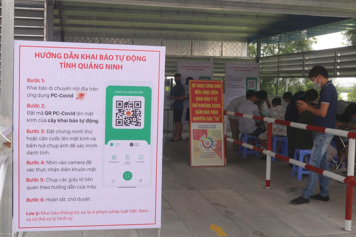 Hiện nay, tại các chốt kiểm soát vào tỉnh Quảng Ninh đang thực hiện khai báo y tế điện tử thông qua phần mềm PC-Covid. Người dân khi đi qua chốt thực hiện khai báo theo 6 bước được hướng dẫn cụ thể, trong đó bước 1 là khai báo di chuyển nội địa trên ứng dụng PC-Covid.