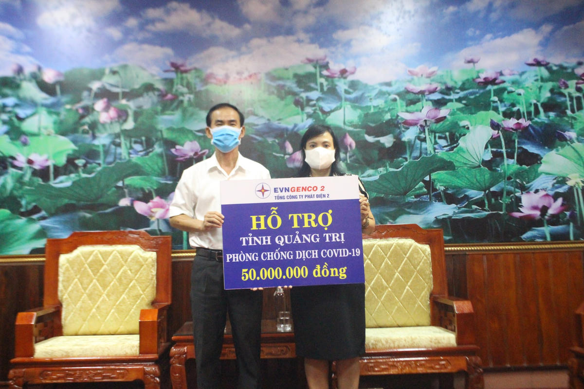 Bà Hồ Thị Lệ Hà tiếp nhận ủng hộ từ EVN Genco2.