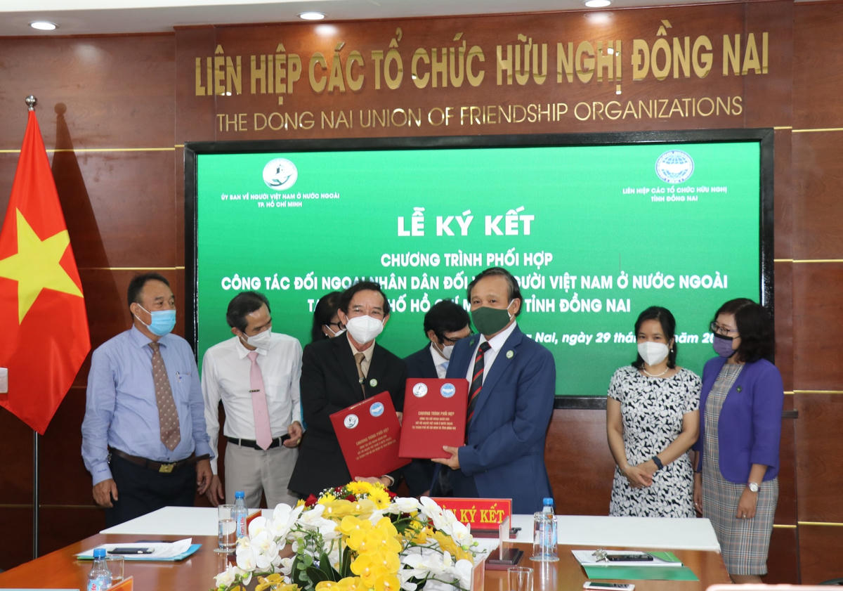 Đại diện hai bên ký kết chương trình phối hợp thực hiện công tác đối ngoại nhân dân.