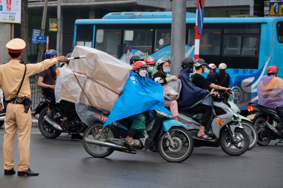 Nhiều người "khăn gói quả mướp" về quê nghỉ lễ.