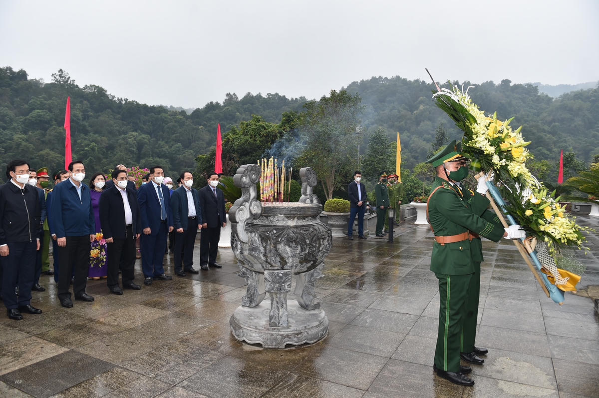 Thủ tướng Phạm Minh Chính dâng hương, dâng hoa tưởng nhớ Chủ tịch Hồ Chí Minh tại Khu Di tích Pác Bó. Ảnh: Nhật Bắc