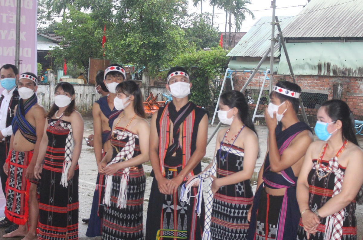 Người dân xã Ba tham dự Ngày hội Đại đoàn kết toàn dân tộc.