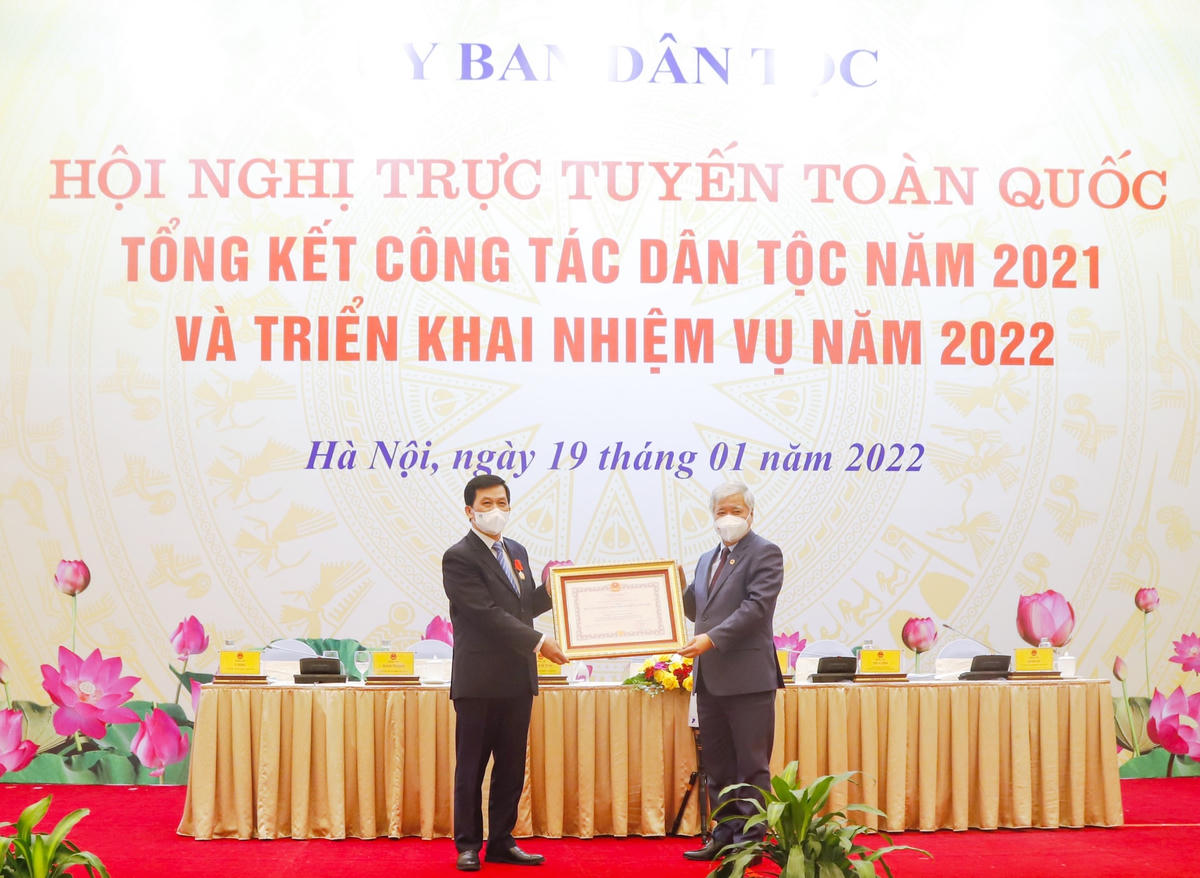 Ông Đỗ Văn Chiến, Bí thư Trung ương Đảng, Chủ tịch UBTƯ MTTQ Việt Nam thay mặt Lãnh đạo Đảng, Nhà nước, trao Huân chương Đại đoàn kết dân tộc cho ông Nông Quốc Tuấn, Thứ trưởng, Phó Chủ nhiệm Uỷ ban Dân tộc.