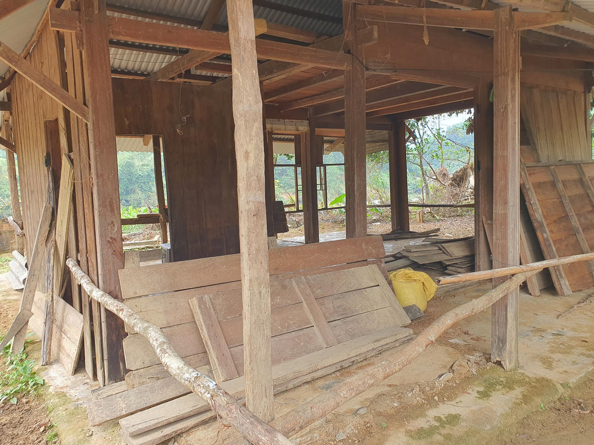 Một số nhà dân huyện Nam Giang bị hư hỏng do thủy điện Đăk Mi 4 xả lũ.