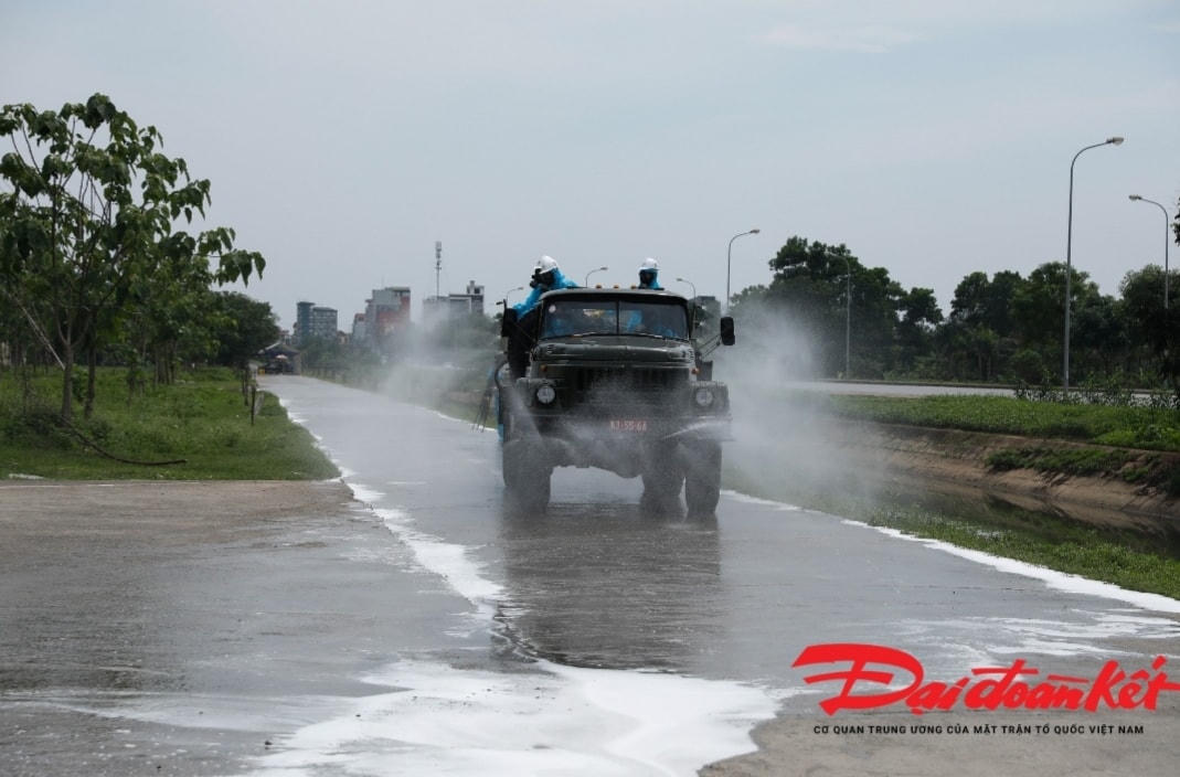 [ẢNH] Khử khuẩn tại Bệnh viện Bệnh Nhiệt đới Trung ương cơ sở Đông Anh